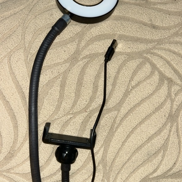 Small light ring with charger - Picture 4 of 10